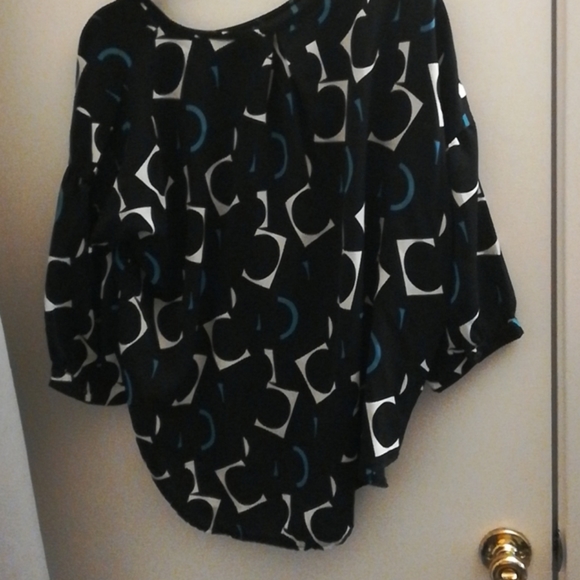 Unique pattern blouse - Picture 3 of 3